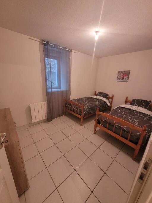 Appartement Sur La Place De Poncin ภายนอก รูปภาพ